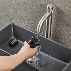 Afeitadora Eléctrica Recargable Minimalista Negra para Hombre, con Doble Cuchilla, Resistente al Agua IPX7, Lavable, con Idioma de Funcionamiento Alemán - Product Image 4