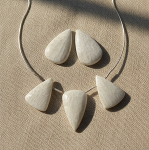 พลอยสโคเลไซต์ทรงหลังเบี้ยธรรมชาติ สำหรับทำแหวนและจี้ ขายส่งคริสตัล วัสดุหินธรรมชาติ - Product Image 3