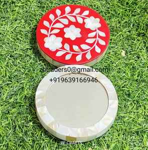 Miroir mural intemporel et moderne en nacre et bois, personnalisé pour les cadeaux d'anniversaire et les espaces intérieurs élégants - Product Image 3