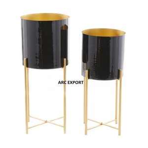 Juego de 3 jardineras decorativas de jardín y balcón negras con estilo con maceta conjunta para uso doméstico a la venta. - Product Image 4