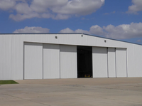 Conception de usine leader en Chine : Hangar pour avions avec structure en acier (poutres en H Q355B) et résistance sismique