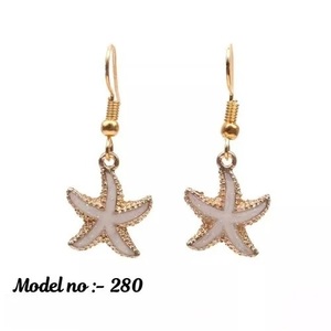 Pendientes de estrella bonitos de excelente calidad, tachuelas de aleación con diseño de esmalte o cristal para mujeres y niñas disponibles para precio de exportación - Product Image 1