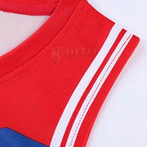 Ensemble d'uniformes de basket-ball personnalisés pour hommes avec tissu respirant et logo de l'équipe Ensemble maillot et short de basket-ball léger - Product Image 4