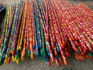 Varilla de fregona natural con el precio más barato de fábrica de Vietnam, productos de limpieza de India, mango de escoba de madera recubierto de PVC con flores - Product Image 6