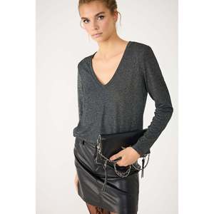 T-shirt brillant à manches longues et col en V pour femme, coupe ajustée décontractée, haut court léger et respirant, disponible en tailles XXS et XS - Product Image 2
