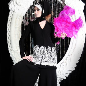 Qatar Abaya brodée à la machine avec écharpe pour femmes - Product Image 1