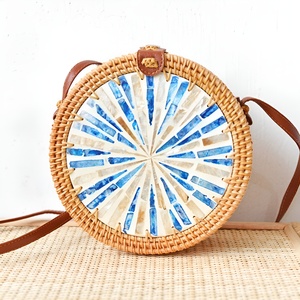 Bolso cruzado de ratán con incrustaciones en el centro de perlas para mujer, bandolera de diseño elegante con círculo Bali, venta al por mayor - Product Image 1