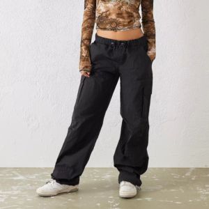 Pantalones cargo unisex de alta calidad de nailon negro con diseño bordado estilo callejero para hombres y mujeres tela personalizada - Product Image 3