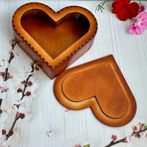 Boîte à bijoux en bois artisanale en forme de cœur, organisateur en bois massif écologique pour bagues et boucles d'oreilles - Product Image 6