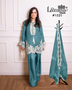 Déclaration Shalwar Kameez avec tunique brodée, organza travail Dupatta et Farsi Salwar vêtements quotidiens à l'occasion - Product Image 3