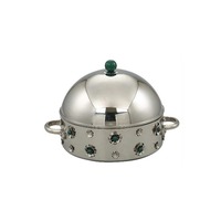 Plat chauffant élégant avec couvercle en forme de dôme et détails floraux argentés et dorés, parfait pour les buffets de fête, la restauration et les réceptions festives
