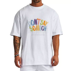 Doté d'un t-shirt gaufré minimaliste et confortable T-shirt en relief à col rond doux fabriqué au Pakistan - Product Image 1