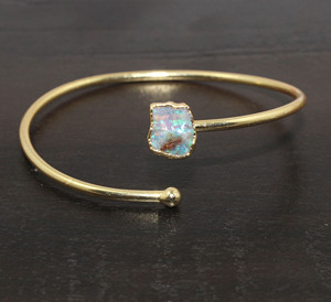 Pulsera ajustable de oro al por mayor con ópalo australiano crudo, piedra de nacimiento de octubre, brazaletes galvanizados de oro - Product Image 1