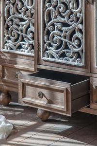 Buffet de salle à manger en bois de manguier de style antique français moderne avec 4 portes sculptées ajourées - Product Image 6