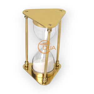 <span class=keywords><strong>Timer</strong></span> decorativo in ottone sabbia, in particolare una clessidra con <span class=keywords><strong>Timer</strong></span> in ottone triangolare e sabbia con un'estetica vintage o antica - Product Image 3