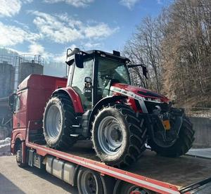 Tractor de Ruedas Massey Ferguson 365 4WD, Tractor Agrícola Utilitario con Cabina Cerrada para Trabajo de Campo - Product Image 1
