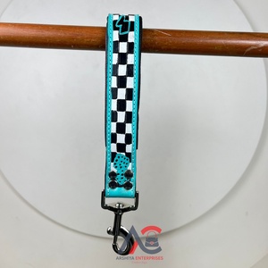 Fábrica al por mayor OEM ODM diseño personalizado tablero de ajedrez a cuadros perro plomo cuero genuino mascota plomo perro tráfico plomo para uso al aire libre - Product Image 1