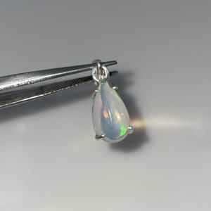 Pendentif artisanal en laiton plaqué argent, opale éthiopienne naturelle, style vintage, pierre précieuse multi-feu, certifié par un tiers - Product Image 3