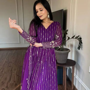 ชุดปาร์ตี้ที่สวยงามและ dupatta กับงานปักตามลำดับ - Product Image 1