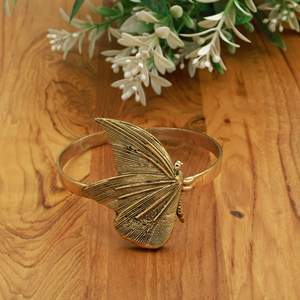 Bracelet manchette papillon en laiton fait main, vente en gros, bracelet insecte naturel, design ailes texturées, bijoux bohèmes tendance - Product Image 1