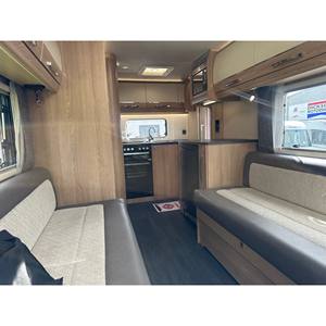 Auto-Trail Tracker EKS Autocaravana de Alta Tecnología con Conducción Autónoma - Product Image 5