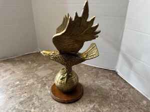 Sculpture animalière d'aigle en laiton, bronze, acier inoxydable, art commercial de table pour Diwali. - Product Image 4