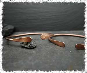 Brazalete de cobre minimalista Vintage para hombres y mujeres | Brazalete curativo de cobre sólido Delgado | Joyería de bienestar ajustable hecha a mano - Product Image 4