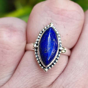 แหวนเงินแท้ทำมือประดับลาพิส ลาซูลี ชุบทอง 18K ฝังพลอยสีน้ำเงิน ของขวัญวันเกิดที่สมบูรณ์แบบสำหรับเธอ - Product Image 1