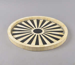 Bandeja Decorativa Redonda Hecha a Mano con Incrustaciones de Hueso en Blanco y Negro con Patrón de Rayos de Sol para Mesa de Centro, Otomana o como Detalle - Product Image 4