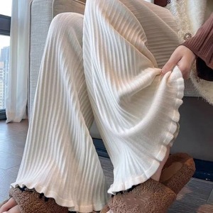 Pantalon noir avec lignes blanches visibles, montrant des jambes longues et fines, avec des poches, style sportif décontracté de tous les jours - Product Image 5