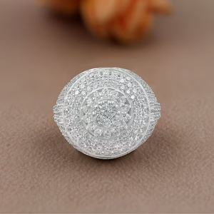 Anillo Redondo Plateado con Diamante Moissanita en el Centro, Engaste Pavé, Diseño de Lujo para Hombre y Mujer - Product Image 1