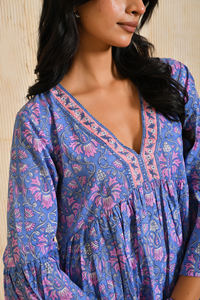 ชุดเดรสแขนกระดิ่งแบบโบฮีเมียนชุดเดรสผ้าฝ้าย100% คอวีพิมพ์ลายดอกไม้สีฟ้าครามชุดเดรสแขนกระดิ่งแบบลำลอง - Product Image 5