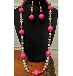 Conjunto de collar de cuentas rosas envejecidas personalizadas de diseñador con colgante de Ángel de resina joyería de moda para ocasiones navideñas de mujer - Product Image 1