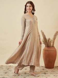 Ensemble de robe Anarkali ethnique élégante pour les mariages et les célébrations - Product Image 5
