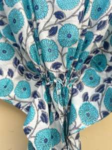 ชุดคลุมคาฟตันสไตล์ลำลองสำหรับผู้หญิง แขนยาว คอวี ลายดอกไม้ ทำด้วยมือ ผ้าฝ้าย 100% สำหรับฤดูใบไม้ผลิ ฤดูร้อน ชายหาด ผลิตตามแบบ ODM แห้งเร็ว - Product Image 4