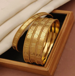 Brazaletes de latón con bisagras con un colorido patrón a cuadros de piedras multicolores y un gran rubí rojo central, a precios de mayorista. - Product Image 3