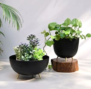 Jardinière en métal fantaisie AZOV Pots de designer de luxe faits à la main pour jardin intérieur et extérieur ainsi que pour la décoration intérieure - Product Image 3
