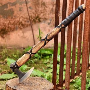 Hache viking artisanale, tête en acier à haute teneur en carbone, manche en cuir - Product Image 3