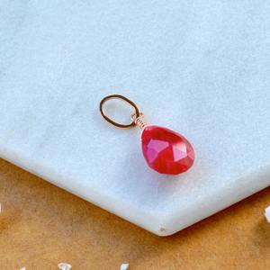 Pendentif en forme de larme de rubis, pierre de naissance de juillet, pierre précieuse rouge, plaqué argent, charme délicat fait à la main, bijoux - Product Image 4