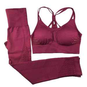 Conjunto de yoga personalizado hecho con tela suave que garantiza comodidad, durabilidad y flexibilidad durante las rutinas de ejercicio. - Product Image 1
