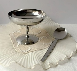 Elegante vajilla de helado de acero inoxidable con diseño minimalista para una cocina o comedor elegante y moderna - Product Image 3