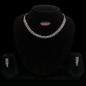 Ensemble exclusif de boucles d'oreilles en acier inoxydable de style classique pour les célébrations d'événements culturels pour femmes avec diamants - Product Image 1