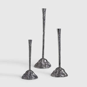 Ensemble de 3 bougeoirs en aluminium noir avec revêtement en poudre de haute qualité, très demandés pour la décoration de la maison pendant Pâques et Noël - Product Image 2