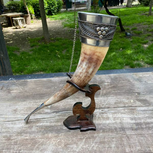 Cuerno nórdico rústico para beber con soporte de madera Copa vikinga ideal para exhibir regalos o celebraciones medievales - Product Image 1
