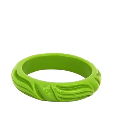 2023 Neues Design Geschnitzter Harz Armreif Armreif Apfel grün Lucite Armband Grün Lucite Chunky Armband