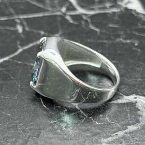 Anillo Moderno Minimalista con Topacio Místico para Hombre, Plata de Ley, Anillo de Estilo Signet con Incrustaciones de Piedras Preciosas Arcoíris, Regalo para Él - Product Image 4