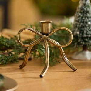 Soporte cónico de metal de hierro decorativo con patrón detallado diseñado para complementar interiores de casas antiguas y rústicas - Product Image 1