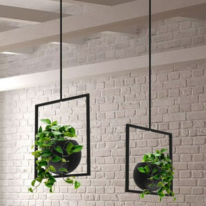 Maceta Colgante de Metal para Exteriores Diseñada para Resistir la Intemperie y Proporcionar una Hermosa Exhibición de Plantas Colgantes - Product Image 1