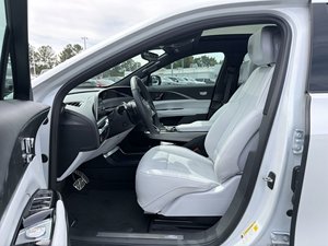 Cadillac LYRIQ électrique de luxe à propulsion arrière, propre et d'occasion, modèle 2024 - Product Image 4