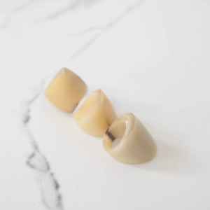 Bague en corne de buffle polie, bijoux pour fête, mariage, anniversaire, vente chaude, couleur corne naturelle - Product Image 1